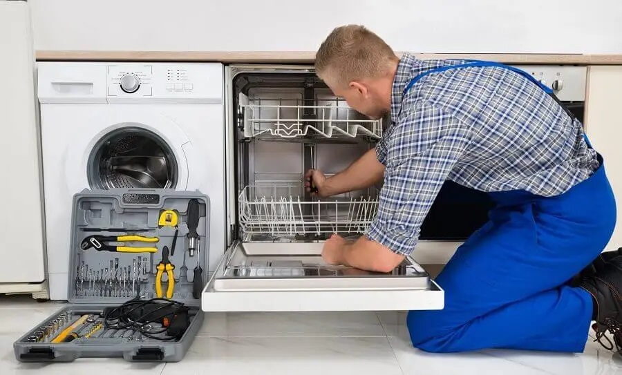 Kandıra Vaillant servisi teknisyen ekibi beyaz eşya tamiri yaparken